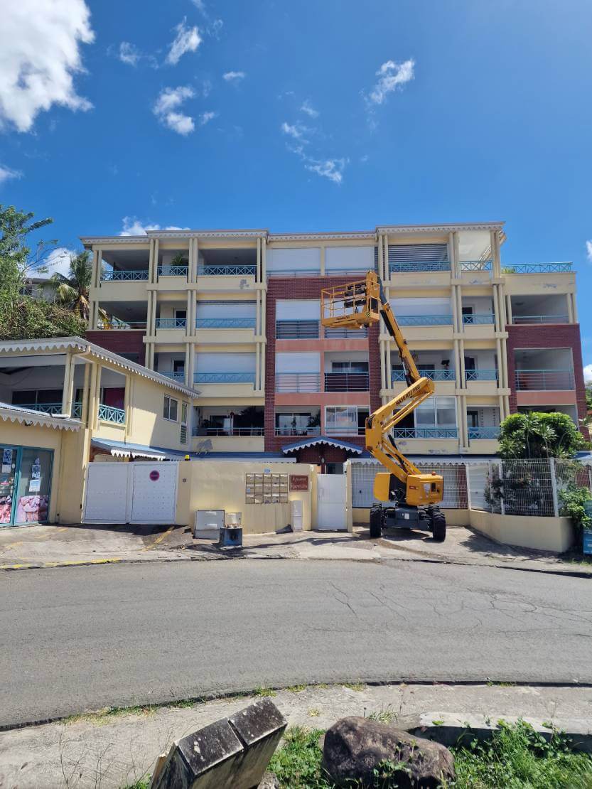 Travail de peinture en hauteur en Martinique